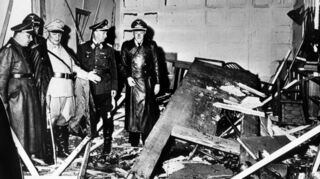 Reichsmarschall Hermann Göring (helle Uniform) und der Chef der „Kanzlei des Führers“, Martin Bormann (l.), begutachten die Zerstörung im Führerhauptquartier (Archivfoto vom 20. Juli 1944).