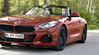 Auch mit seinem Vierzylinder ist der neue BMW Z4 in allen Lebensbereichen überaus flott unterwegs. Wie es sich für einen Roadster gehört, ist dass Verdeck nun wieder aus Stoff.