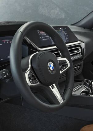Aufgeräumtes Cockpit mit digitalem Tacho und großem Bildschirm.