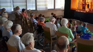 Jung und Alt lauschen gespannt: Das Marionettentheater Weiss spielte in Heddesheim für eine besonders große Altersspanne.