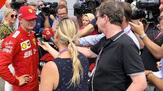 Mick Schumacher in Aktion: Bei der Demofahrt mit dem 2004er Ferrari (oben) und dicht umlagert im Mediengespräch danach.