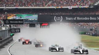 Start auf dem Hockenheimring: Lewis Hamilton (v.r.) und Valtteri Bottas liegen im Mercedes in Führung, die Ferrari mit Sebastian Vettel (v.l.) und Charles Leclerc holen schnell auf.