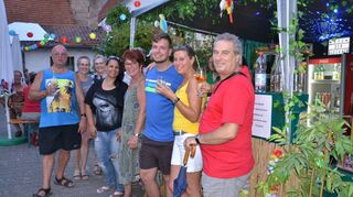 Ein Prosit auf das Scheunenfest des MGV Germania Ilvesheim. An der Bar gab es Cocktails, Longdrinks und Pfirsichbowle.