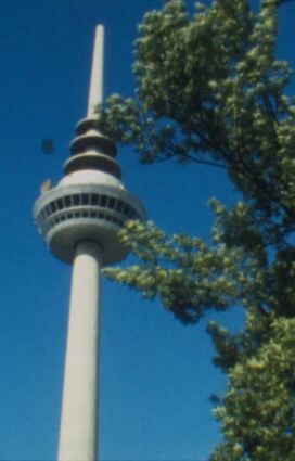 Der Mannheimer Fernmeldeturm 1975, noch fast ohne Antennen.