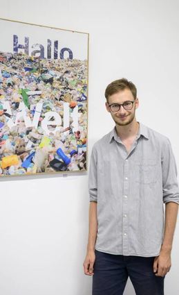 Designstudent Tim Würz (21) mit seinem Plakat „Hallo Welt“.