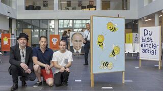 Stellen Siegerplakate vor (v.l.): Plakatkünstler Patrick Thomas sowie Götz Gramlich und Alexander Henninger (v.l.) vom Verein „Mut zur Wut“.