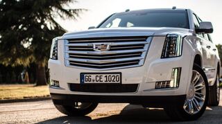 Der Cadillac Escalade ist von mächtiger Statur. Das US-SUV (Sport Utility Vehicle) wird von einem Achtzylinder Benziner mit 426 PS angetrieben.