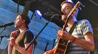 Zum siebten Mal öffnet auf dem Vorplatz der Alten Feuerwache die Sommerbühne. Diesmal zu Gast: das Comedy-Musik-Duo Lumpenpack, Jonas Meyer (l.) und Max Kennel.