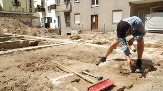 Fundamente aus verschiedenen Jahrhunderten wurden im Hinterhof von C 4,12 in Mannheim freigelegt und untersucht.