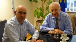 Aljoscha Kertesz (l.) interviewt Edmund Stoiber.