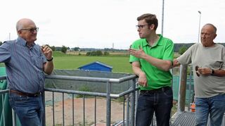 SPD-Unterbezirksvorsitzender Marius Schmidt (Mitte) staunt über die Leistung der TG Bobstadt. Werner Klag (l.) und Franz Siegl sind beim Rundgang dabei.