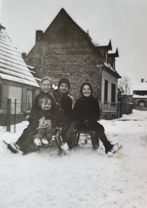 Die Kronenstraße im Winter 1943, Gerlinde rechts, allein auf dem Schlitten.