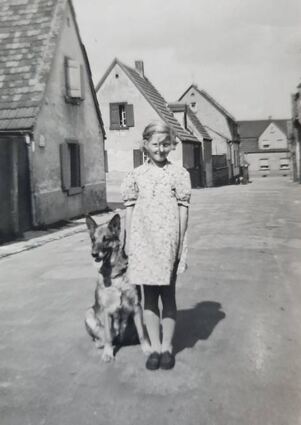 Gerlinde etwa 1943 mit Harro, dem Schäferhund der Nachbarn.