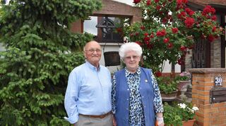 Echte „Feilema“: Walter und Gerlinde Hildenbrand vor ihrem Haus in der Hauptstraße mit dem geretteten Brunnen.