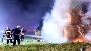 Die Feuerwehr bekämpfte den Brand die ganze Nacht hindurch.
