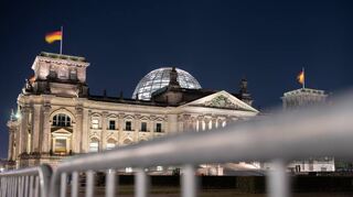 Das Reichstagsgebäude in Berlin ist hinter Absperrgittern zu sehen. Ein Graben soll die Gitter in Zukunft ersetzen.