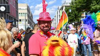 In bunten Kostümen forderten die Teilnehmer am Christopher-Street-Day mehr Toleranz gegenüber Lesben, Schwulen, Bi-, Trans- und Intersexuellen.