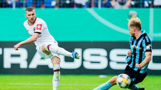 Ante Rebic (l) schießt an Mannheims Marcel Seegert vorbei das Tor zum 3:5.