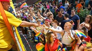 Ausgelassen und friedlich: Bunte Klamotten und Regenbogenfahnen gehören zum Christopher-Street-Day in Mannheim.