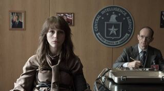 Mit Sven Bohses Thriller „Wendezeit“ startet das Festival des deutschen Films. Im Zentrum: Doppelagentin Saskia Starke (Petra Schmidt-Schaller), hier mit CIA-Agent Redman (Ulrich Thomsen).