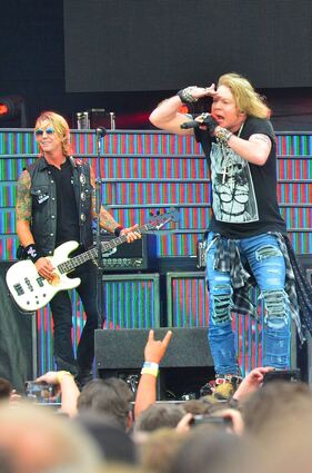 50 000 Guns-N’-Roses-Fans bejubelten Duff McKagan (links) am 24. Juni 2018 an der Seite von Frontmann Axl Rose auf dem Mannheimer Maimarktgelände. Nun kehrt der Bassist am 27. August mit seinem Folk-Soloprojekt für ein Club-Konzert in der Alten Feuerwache zurück.