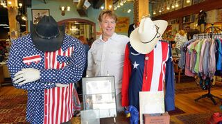 Steve Weil in seinem Laden von Rockmount Ranch Wear in Denver (Colorado). Die Urgroßmutter des Firmenchefs, Josefine Loeb, wurde in Frankenthal geboren und ist im späten 19. Jahrhundert emigriert. Viele Pfälzer wanderten in die USA aus in der Hoffnung auf ein besseres Leben.