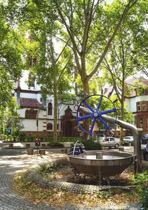 Eine Besonderheit:  mit der Friedenskirche im Hintergrund.