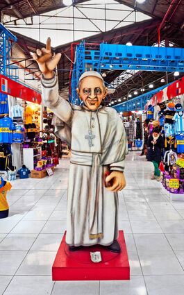 Viele Spuren finden sich von Papst Franziskus in der Stadt. In einem Einkaufszentrum steht eine winkende Attrappe von ihm.