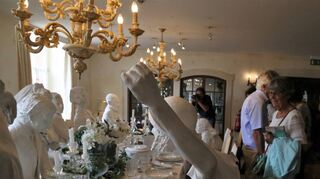 Vom Feinsten: eine nachgestellte Hochzeitstafel.
