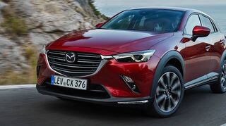 Schmale Lichter, breiter Grill und die Farbe Magmarot Metallic (950 Euro) zieren den Mazda CX-3.