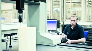 An Spezialkeramik werden hohe Anforderungen gestellt, ein Mitarbeiter im Mannheimer Friatec-Werk prüft deshalb genau, ob das Produkt alle Vorgaben erfüllt.