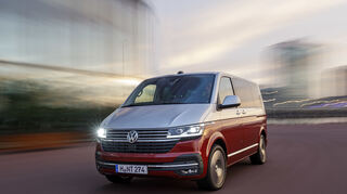 mid Amsterdam - An der neuen Frontpartie ist der VW T6.1 auf Anhieb zu erkennen.