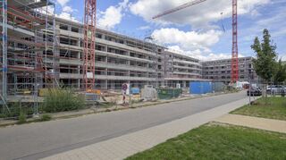 Der vierte Bauabschnitt des Höllenstein-Quartiers soll im Herbst 2020 fertig sein. Der Buchenweg (vorne) wird zu einem Platz mit Bäumen umgestaltet.