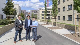 Stellen das neue Höllenstein-Quartier vor (v.l.): Gerald Kraus (GGH), Bürgermeister Jürgen Odszuck und Projektleiter Sebastian Streckel (GGH).