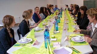 <p>Mit dem Maronencreme-Süppchen ging es los: Schülerinnen der AvH-Koch-AG tischten ihren Lehrern auf.</p>