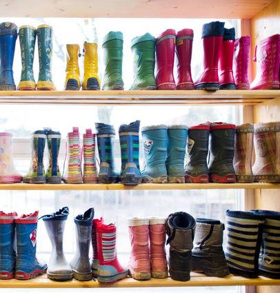 Jedes Paar Gummistiefel ist ein wenig anders. Aber alle stehen im Regal einer Kindertagesstätte gleichberechtigt nebeneinander – ein gutes Symbol für den Gedanken, der hinter dem Begriff Inklusion steckt.