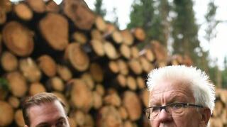 Winfried Kretschmann (Grüne, r) mit dem Felix Schreiner (CDU).
