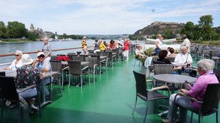 „MM“-Morgentour auf dem Luxusliner auf Mosel und Rhein. Im Hintergrund sind Koblenz (l.) und die Festung Ehrenbreitstein zu erkennen.