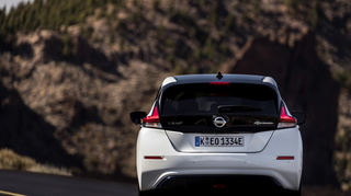 mid Groß-Gerau - Auch dieser vollelekrtische Nissan Leaf fährt stolz sein E-Kennzeichen hinter sich her.