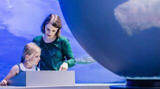 Ein Globus zeigt in der Ausstellung, welche Landstriche der Erde beim Anstieg der Meere verschwinden.