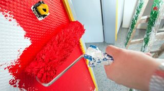 Eine rote Wand verzeiht keine Fehler: Oft bleiben beim ersten Durchgang Schatten zurück. Auch der richtige Untergrund ist für den Erfolg entscheidend.