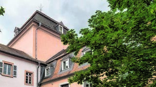 Von Außen unscheinbar: das „Obere Wasserwerk“. Darunter ist der Eiskeller.
