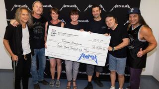 Freuen sich gemeinsam über die gelungene Sozialaktion: Kirk Hammett (v.l.), James Hetfield (Metallica), Tanja Serka (Johann-Peter-Hebel-Heim), Andrea Schulz und Markus Unterländer (Freezone), Lars Ulrich und Robert Trujillo (Metallica).