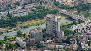 Das gesamte Collini-Center mit kleinerem, eingerüstetem Büro- und dem höheren Wohnturm.