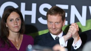 Erleichterung bei der CDU in Sachsen: Trotz Verlusten kann Michael Kretschmer – hier am Sonntag mit seiner Lebensgefährtin Annett Hofmann – weiter regieren.