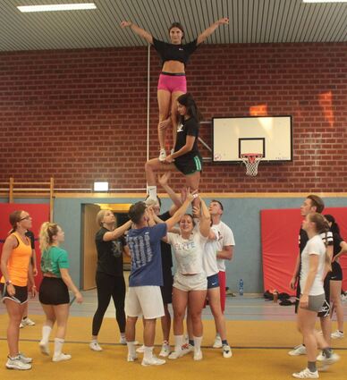 Trainieren an einer Pyramiden-Formation: die Pro Spirit Allstars Cheerleader. Sie gehören inzwischen als neue Abteilung zum Carneval Club Waldhof (CCW).