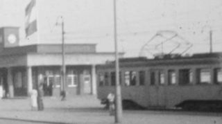 Oben das Alte Rathaus/Untere Pfarrkirche, links noch mit Notdach und Fahnenschmuck zum 1. Mai. Die Aufnahmen unten zeigen den alten OEG-Bahnhof und einen Zug der Rhein-Haardt-Bahn.