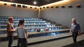 Harald Mühlbeyer (l.) und Peter Bär zeigen den neuen Kinosaal des Cinema Quadrat, der 116 Besuchern Platz bietet. Die Tribünenstufen werden noch verkleidet.