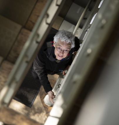 Hannelore Kraus steht im Treppenhaus ihrer Pension „Aller“ in Frankfurt. Am Freitag wird sie 80 Jahre alt.