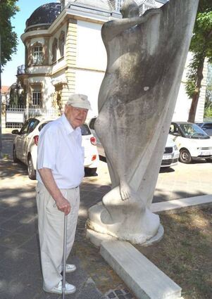 Lieblingsplatz bei der Statue aus Stein beim Gerling Konzern (heute Wohnhaus).